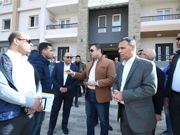 وزير الإسكان يتفقد مشروعات 