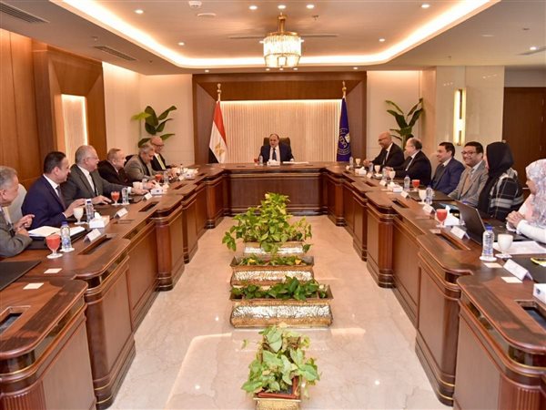 رئيس هيئة الدواء يجتمع بغرفة صناعة الدواء لبحث تعزيز الصناعات الدوائية