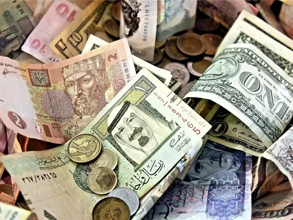 هدوء حذر في سوق الصرف.. استقرار أسعار العملات العربية والأجنبية بالبنوك اليوم 