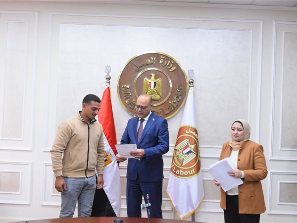 وزير العمل يُسلّم 20 عقد عمل بالإمارات والأردن: «شباب مصر سفراؤنا في الخارج»