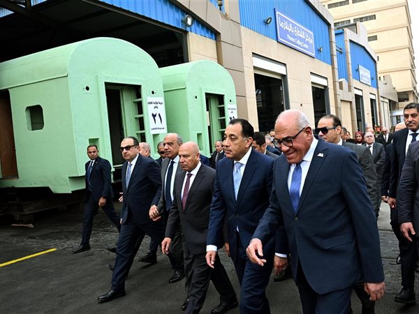 رئيس الوزراء من مصنع «سيماف»: تطوير شامل وتسليم 80 عربة مترو وعربات بضائع