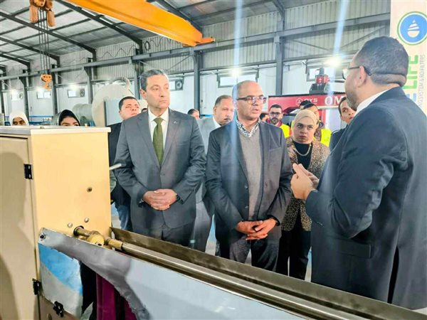 نائب وزير الإسكان يتفقد مصنعاً للمنتجات المرتبطة بأنظمة تحلية مياه البحر بدمياط