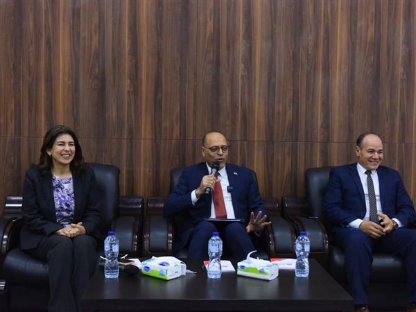 وزير العمل يسلم 20 عقد عمل لذوي الهمم بالجامعة المصرية الصينية