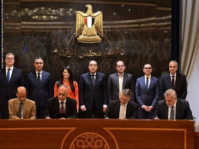 جانب من التوقيع 