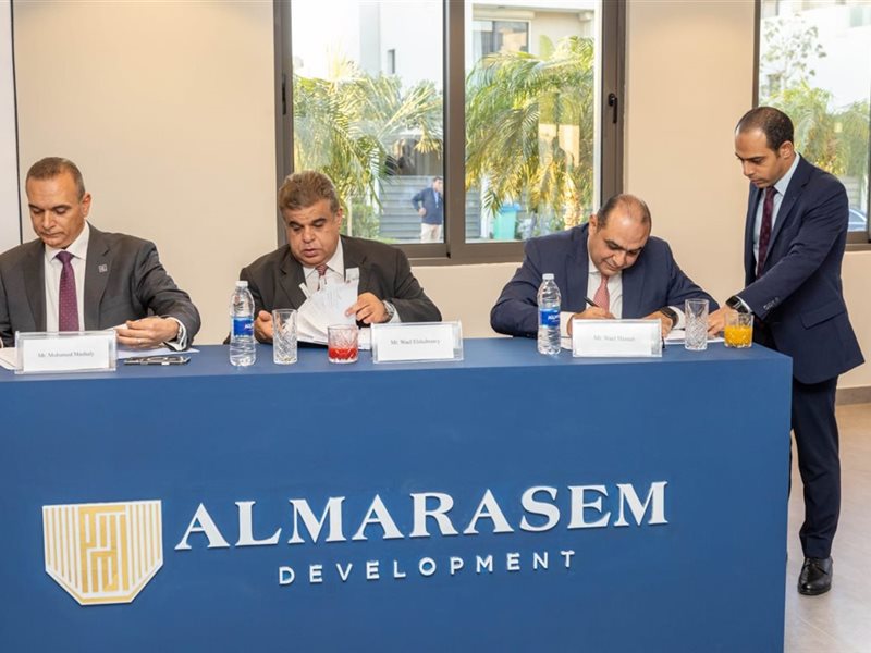 جانب من التوقيع 