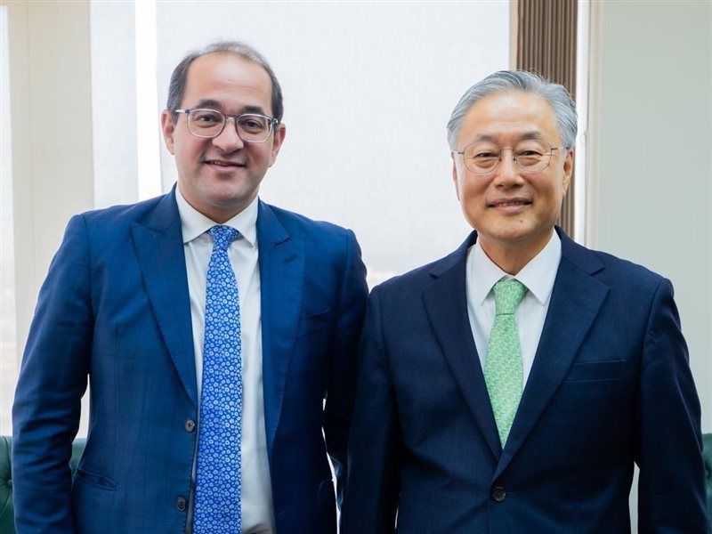 وزير المالية يلتقي