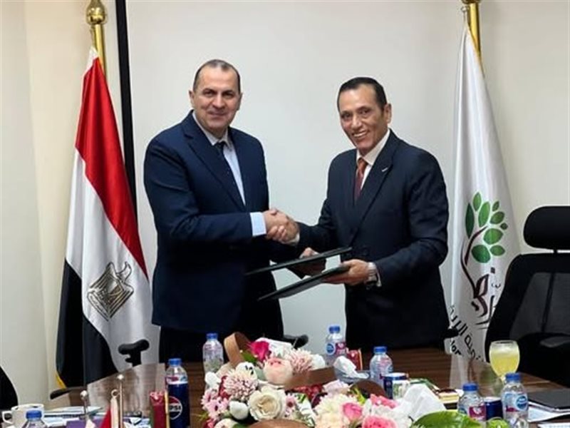 جانب من التوقيع 