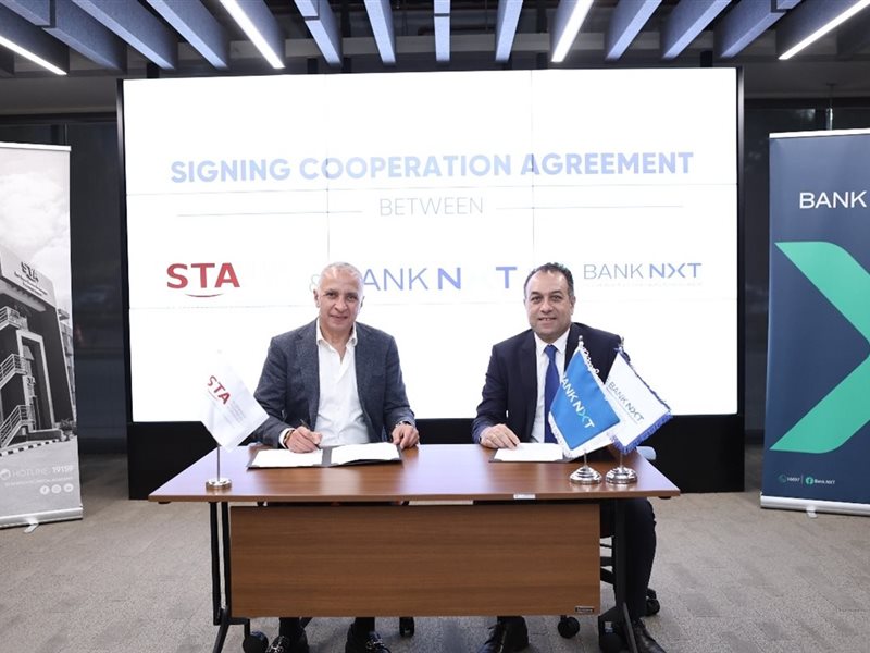 جانب من التوقيع 