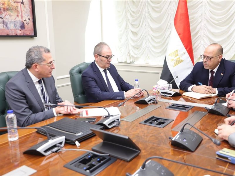  وزير العمل يتعهد