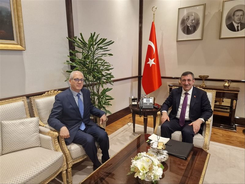 السفير المصري يبحث