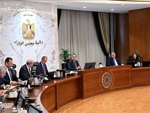 رئيس الوزراء يتابع خطوات حكومية لتسهيل دخول السائحين وتحسين التجربة السياحية