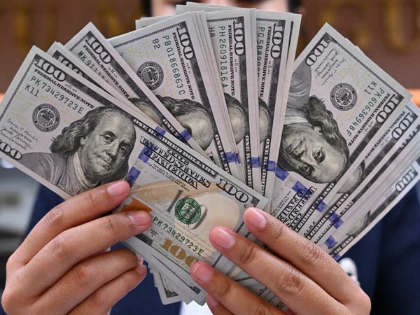 اقتصادي يكشف مكاسب وأسباب ارتفاع تحويلات المصريين بالخارج لـ 37.5 مليار دولار خلال 11 شهرا