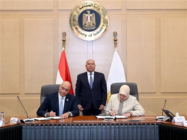«الصناعة» و«تنمية المشروعات» توقعان مذكرة لتعميق التصنيع المحلي وخلق فرص استثمارية جديدة