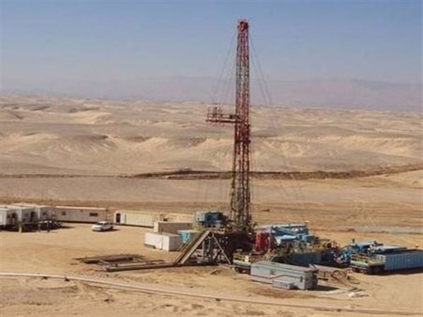  البترول تعلن نجاح 4 آبار استكشافية بالصحراء الغربية تضيف 4500 برميل يوميًا