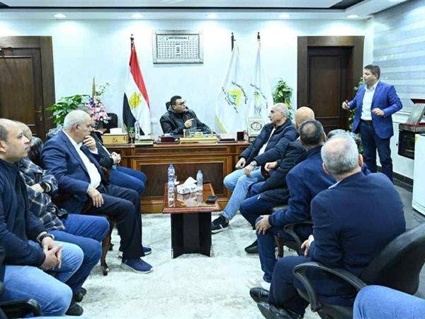 وزير الإسكان يعقد اجتماعا لمتابعة مشروعات القرى السياحية