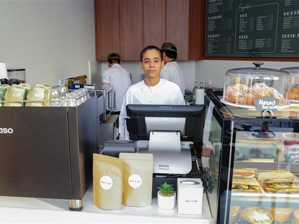 عمره 14 عاما.. حفيد الملياردير الإماراتي خلف الحبتور يفتتح أول مشروعاته 