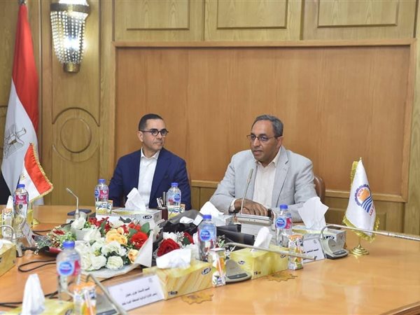 وزير الاستثمار يناقش مع محافظ قنا فرص الاستثمار بالمحافظة