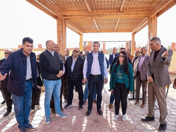  وزيرا التخطيط والزراعة ومحافظ أسوان يفتتحون محطة الزهراء للطاقة الشمسية