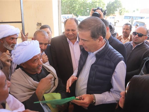استجابة فورية.. وزير الزراعة يأمر بتوفير حفارات لحفر أحواض تخزين المياه بقرى أسوان