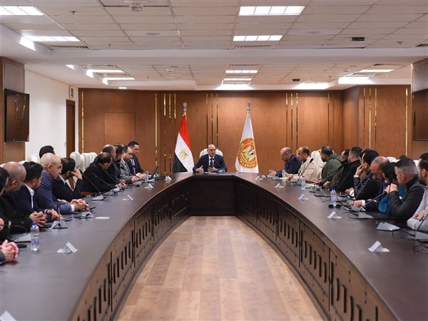 لحماية حقوق العمال.. وزير العمل يجتمع مع شركات الإلحاق لمتابعة الالتزام بالقوانين