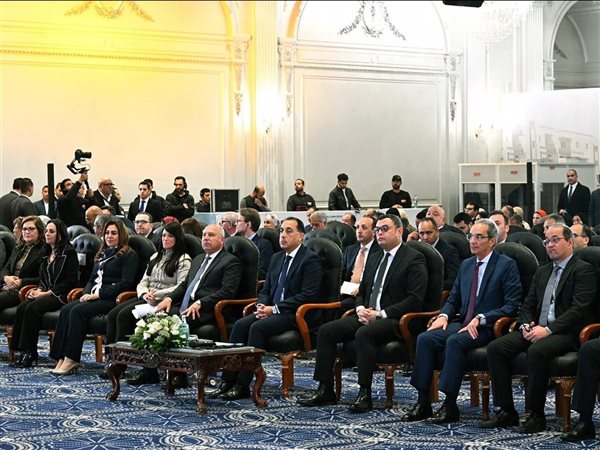 رئيس الوزراء يشهد إنجازات 