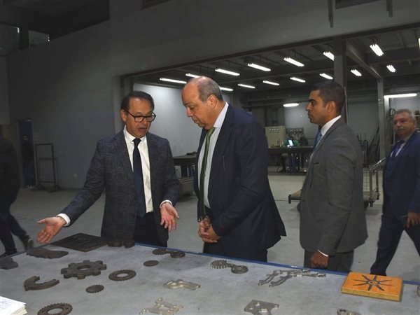وزير الطيران يتفقد المجمع الصناعي والمدرسة الألمانية الدولية بالقاهرة