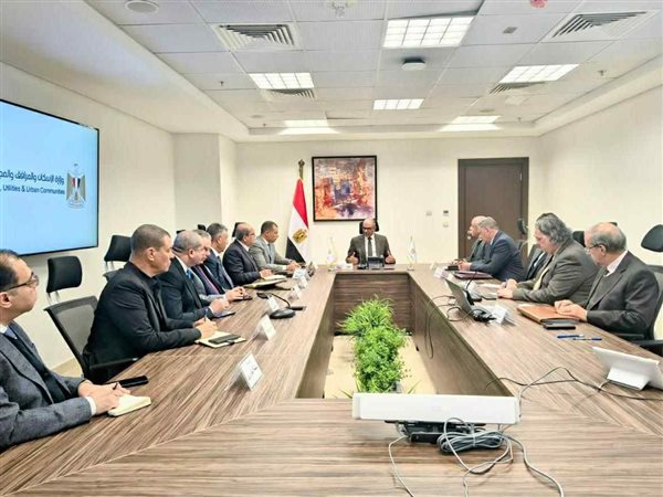 نائب وزير الإسكان يتابع سير العمل  بعدد من الملفات الاستراتيجية لقطاع المرافق