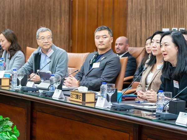 من هونج كونج إلى السخنة.. تحالفات صناعية جديدة بقطاع الملابس في قلب قناة السويس