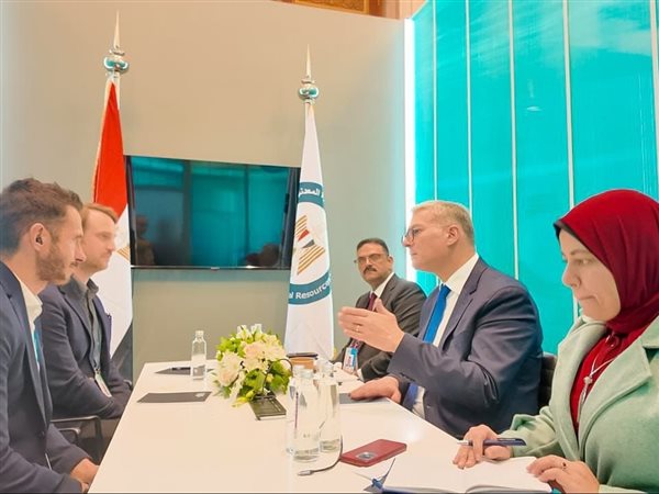 وزير البترول يبحث مع 