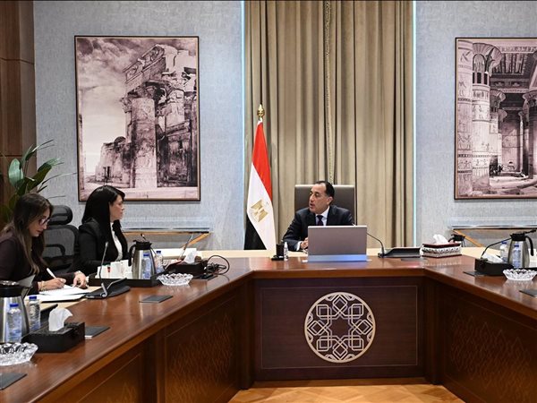 رئيس الوزراء يلتقي وزيرة التخطيط لمتابعة تحويل السردية الوطنية للتنمية لبرنامج تنفيذي