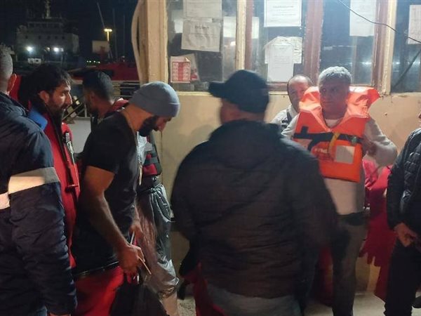 قناة السويس تتعامل باحترافية مع طاقم FENER وخدمات الملاحة متطورة