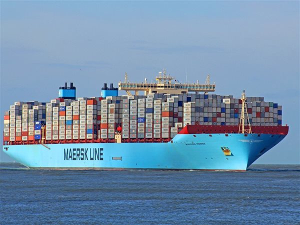 عودة تدريجية للملاحة.. سفينة أخرى لميرسك تعبر جنوب البحر الأحمر بأمان