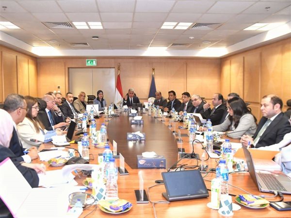 وزير السياحة يترأس اجتماع المجلس الأعلى للآثار ويمدد معرض 