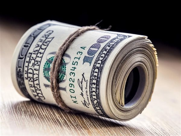 تراجع الدولار لكنه يتجه نحو مكاسب أسبوعية بدعم من بيانات اقتصادية قوية