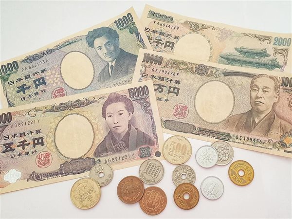 الين الياباني يرتفع فوق أدنى مستوياته في 18 شهرا