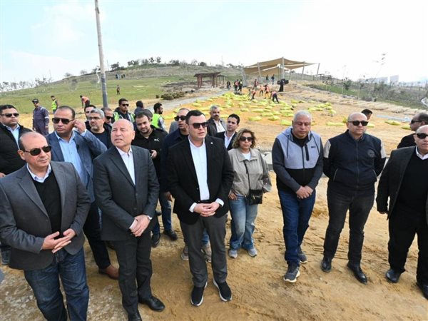 وزير الإسكان ومحافظ القاهرة يتفقدان مشروع حدائق 