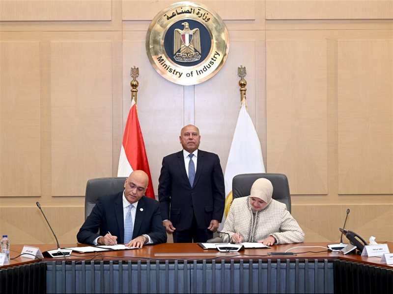 جانب من التوقيع 