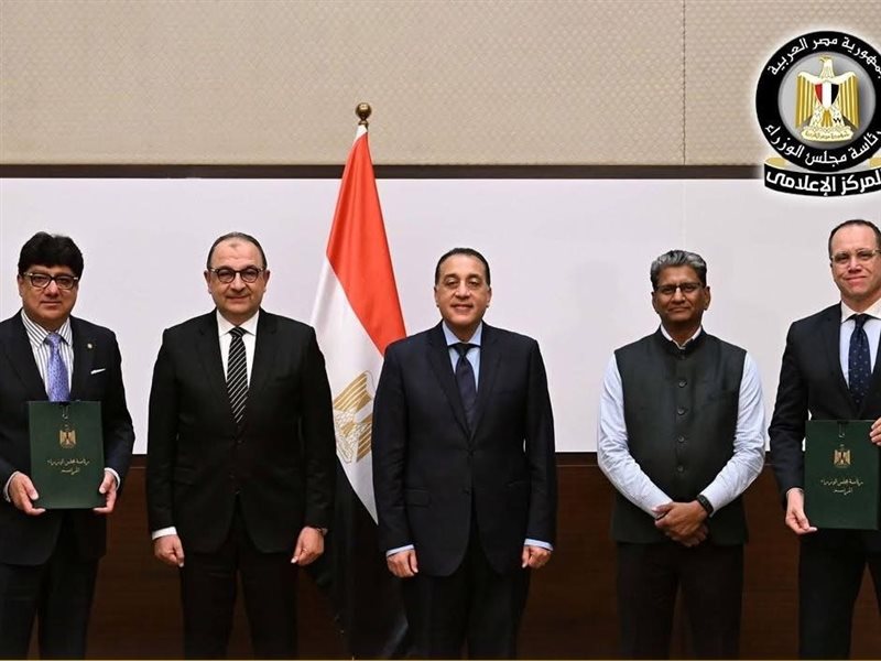 جانب من التوقيع 