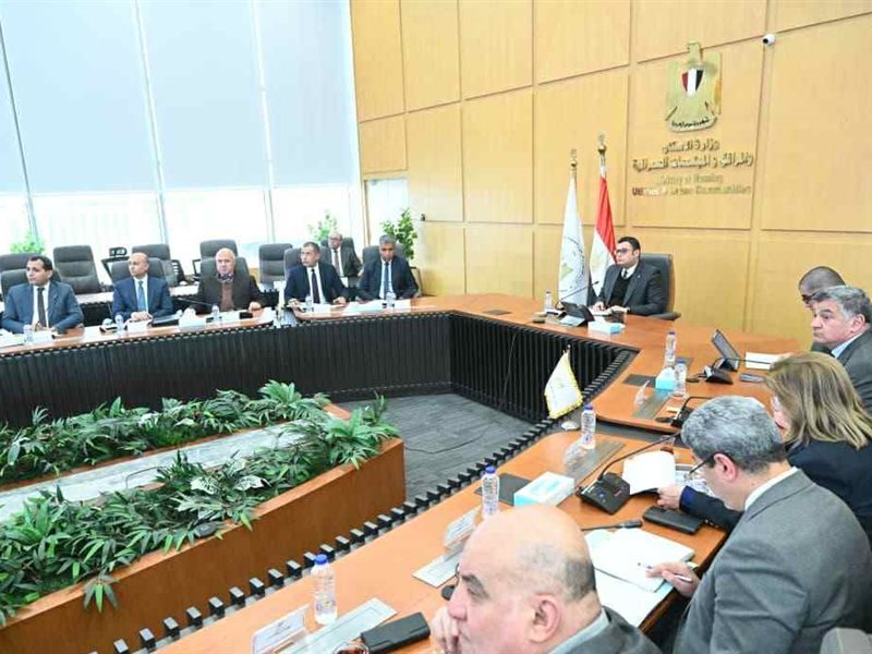 وزير الإسكان يتابع