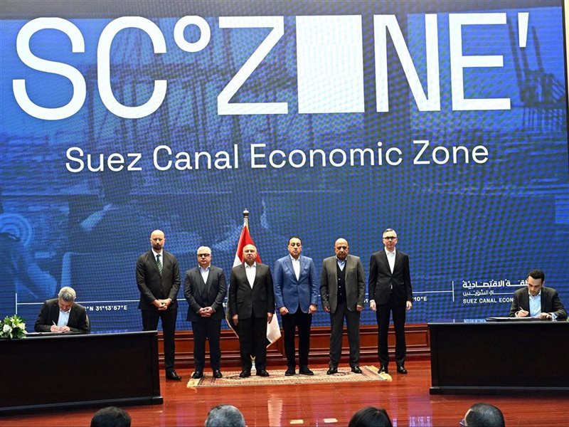 جانب من التوقيع 