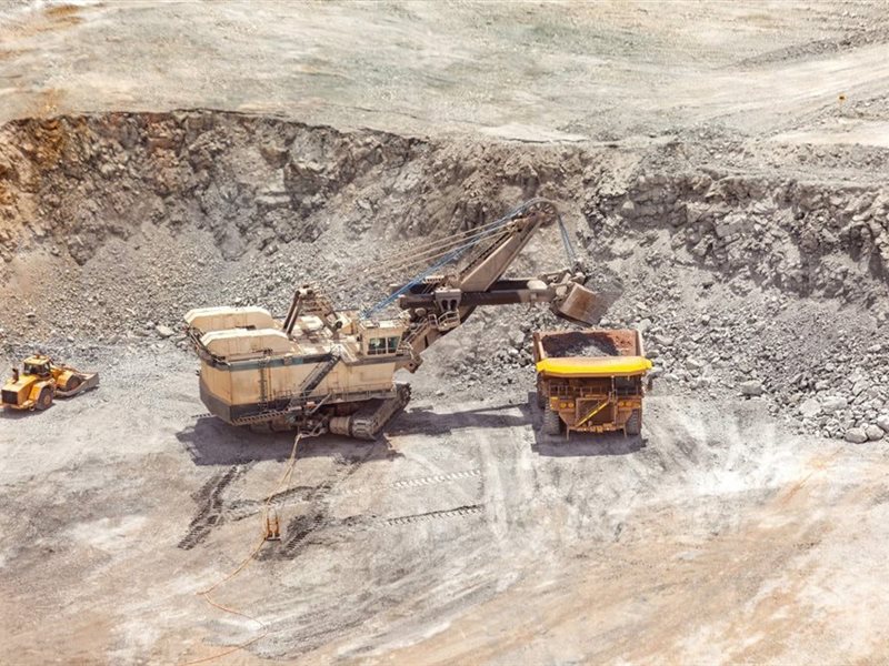 البحث عن المعادن