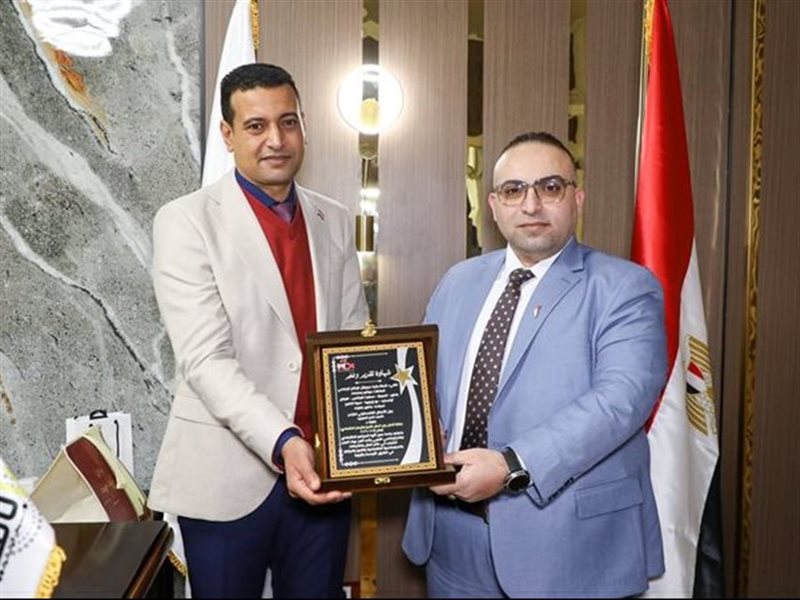 عمرو عامر يكرم أحمد