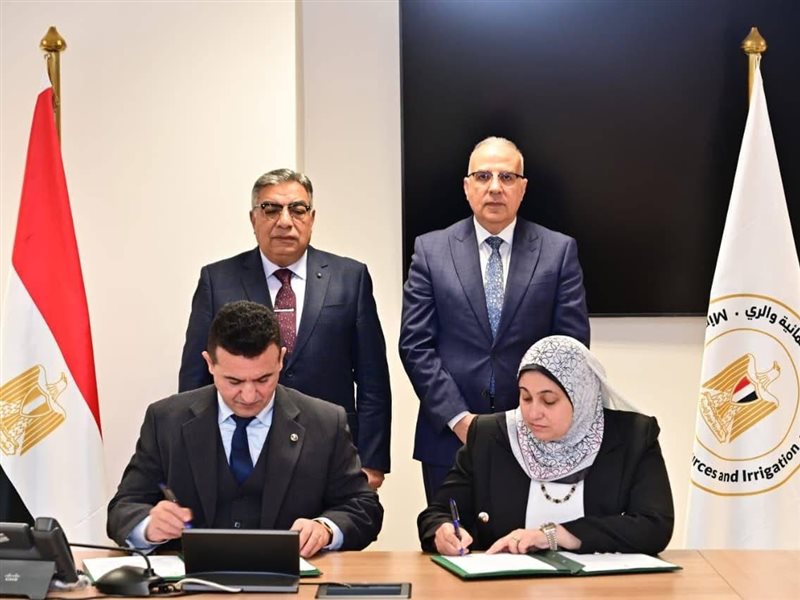 جانب من التوقيع 