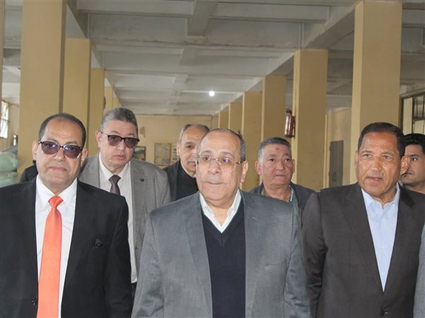 الرئيس التنفيذي للقابضة الغذائية يتفقد مطحن الهرم بشركة مطاحن جنوب القاهرة والجيزة