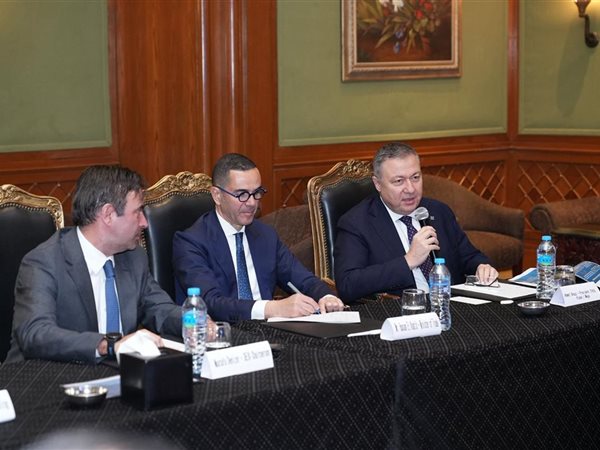 وزير الاستثمار يلتقي شركات النسيج التركية لتعزيز فرص صناعة الدينيم في مصر