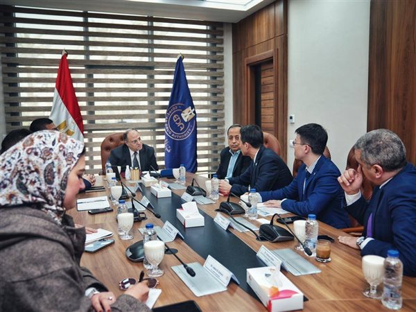 رئيس هيئة الدواء يبحث مع شركتين صينيتين توطين الصناعات الدوائية في مصر