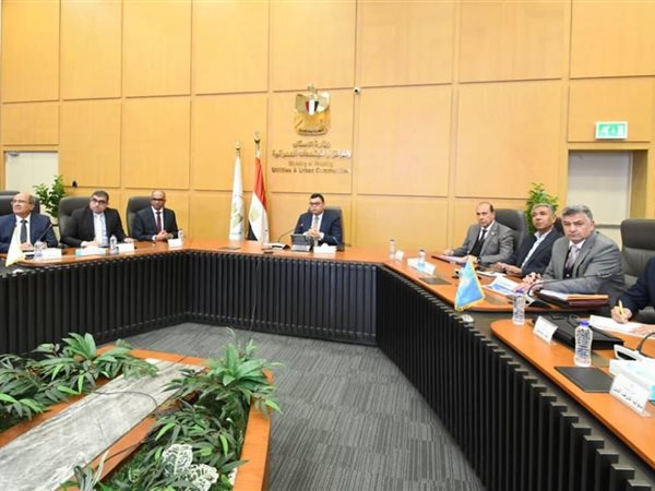 وزير الإسكان يتابع الموقف التنفيذي لمشروعات 