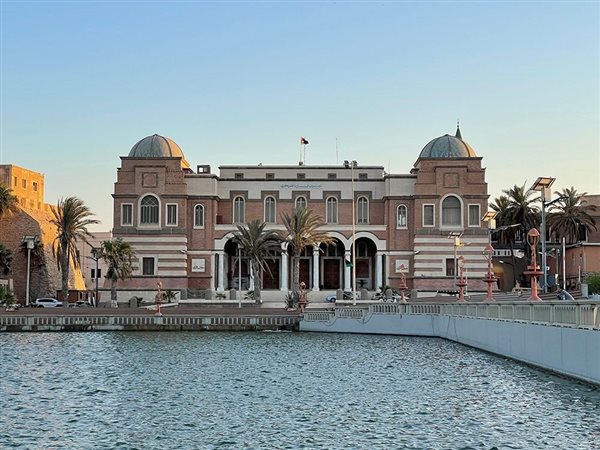 البنك المركزي الليبي يخفض قيمة الدينار بنسبة 14.7%