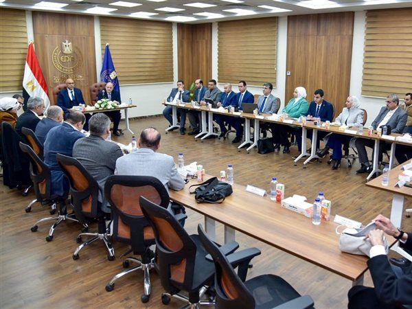 هيئة الدواء تناقش مع النقابة الدليل التنظيمي لنشاط تركيب المستحضرات الصيدلية