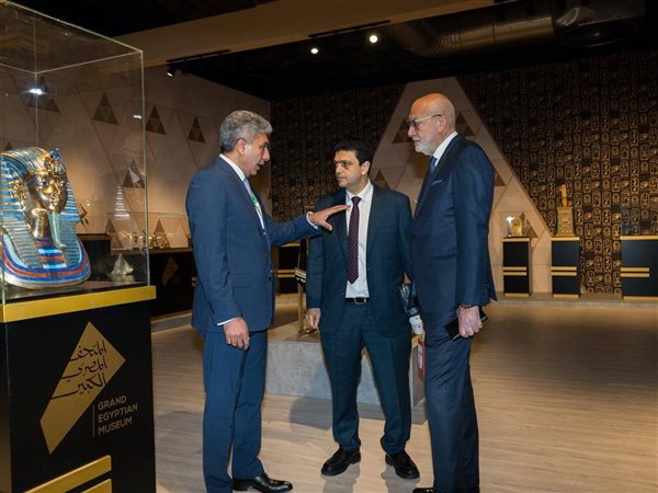وزير السياحة يفتتح معرض توت عنخ آمون بالجناح المصري في FITUR